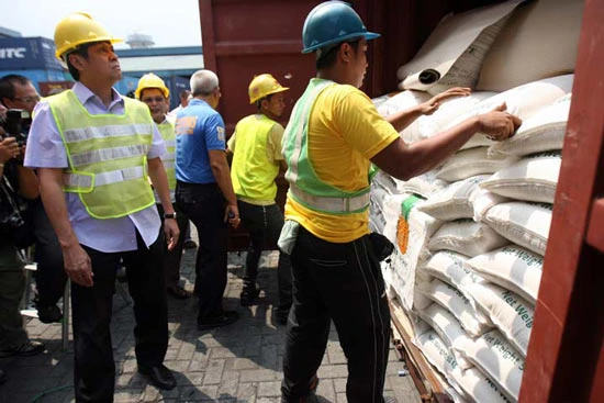 Philippines tịch thu gần 60 xe tải container chở đường lậu từ Thái Lan