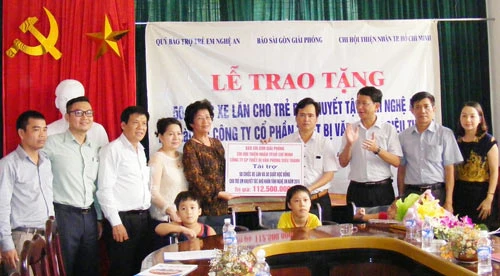 Báo SGGP trao quà, xe lăn cho trẻ em khuyết tật, hoàn cảnh khó khăn tại Nghệ An