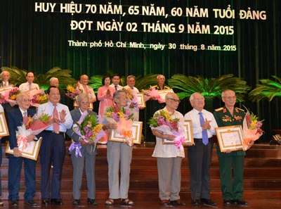 TPHCM: Tổ chức trang trọng lễ trao Huy hiệu Đảng cho 139 đảng viên cao tuổi