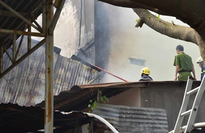Cháy lớn thiêu rụi một nhà cấp 4 tại quận Gò Vấp