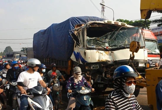 Tai nạn liên hoàn, 2 xe cứu hỏa hư hỏng nặng