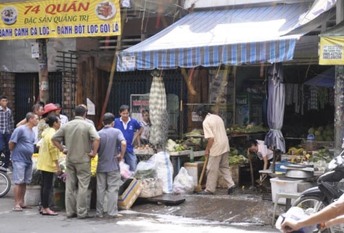 Nam thanh niên chết trước cửa hàng với vết đâm thấu ngực