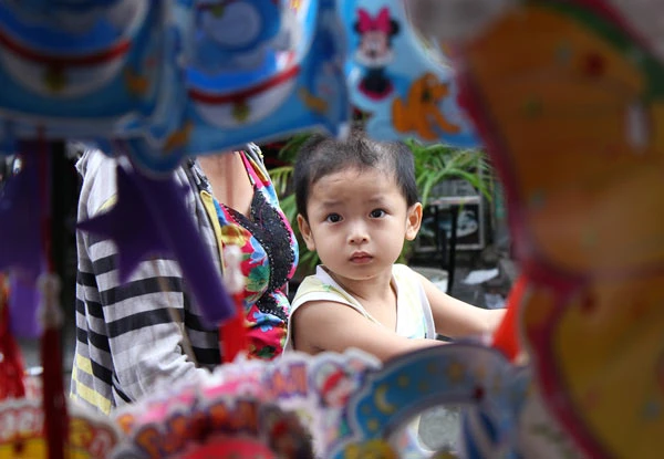 Trung thu năm nay: Lồng đèn pin hút khách