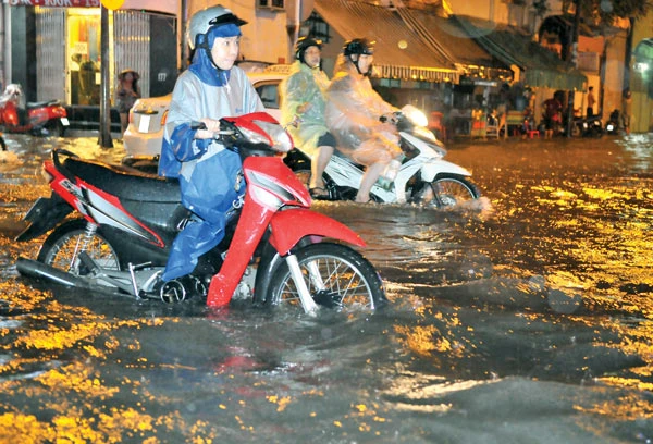 Mưa lớn gây ngập nặng, kẹt xe