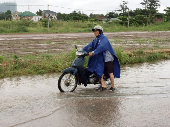 Đến trưa 16-9, nhiều nơi trong TPHCM còn ngập nước