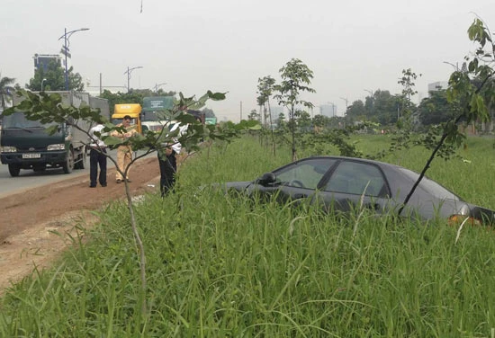 TPHCM: Bị xe đầu kéo tông, ô tô lọt xuống bãi cỏ