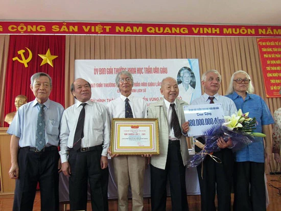 Trao Giải thưởng Trần Văn Giàu cho tác phẩm “Lịch sử hình thành và phát triển vùng đất Nam bộ”