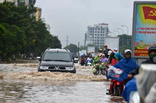 Một số hình ảnh về mưa lớn gây ngập nặng tại Hà Nội sáng nay 22-9