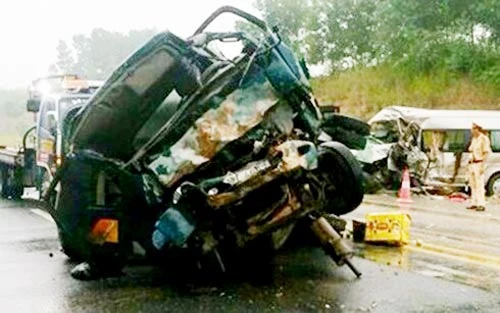 Tai nạn trên cao tốc Nội Bài- Lào Cai làm 2 người chết