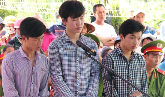Kiên Giang: 36 tháng tù cho 3 đối tượng xúc phạm quốc kỳ