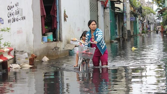 Quận Bình Tân, TPHCM: Nhiều nơi ngập sâu 1m