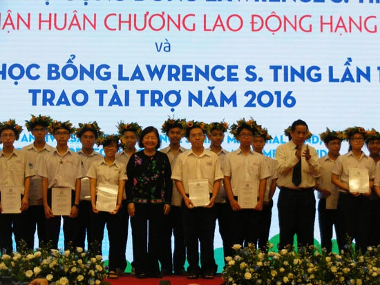 Chủ tịch nước trao tặng Huân chương Lao động hạng Ba cho Qũy hỗ trợ cộng đồng Lawrence S. ting