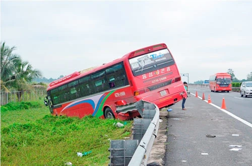 Tai nạn liên hoàn trên đường cao tốc TPHCM – Trung Lương: 2 người chết, nhiều người bị thương