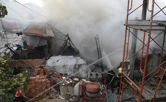TPHCM: Cháy lớn thiêu rụi 700m² nhà xưởng