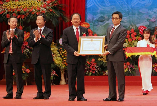 Trường ĐHKHXH & NV (Đại học Quốc gia Hà Nội) đón nhận Huân chương Lao động hạng Nhất