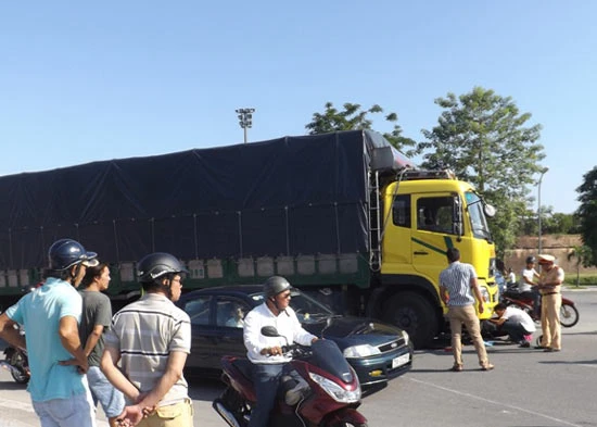 Vụ xe tải đâm xe máy khiến 3 bố con thương vong tại Huế: Khởi tố tài xế xe tải