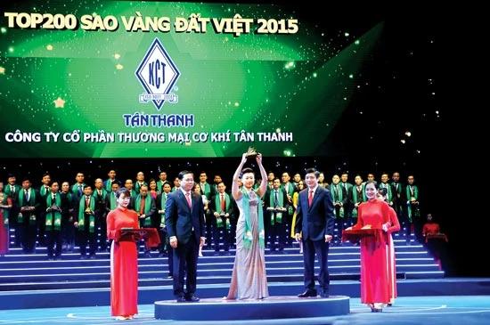 Tân Thanh nhận giải thưởng “Sao Vàng Đất Việt 2015