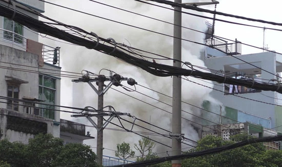 TPHCM: Cháy lớn thiêu rụi cửa hàng điện thoại trên đường Hùng Vương