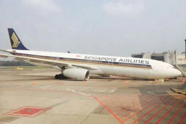 Máy bay Singapore Airlines chúi mũi tại sân bay Changi