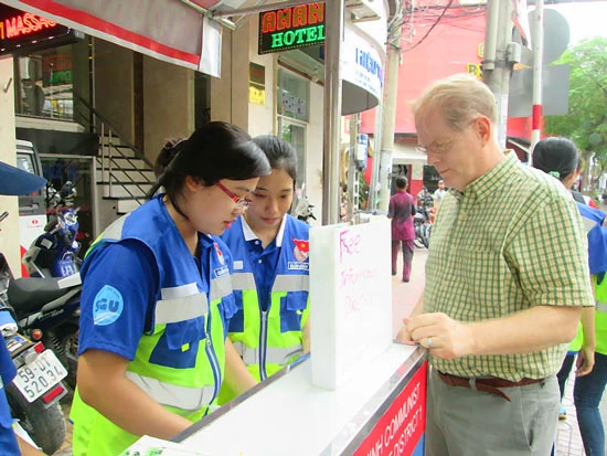 Thanh niên tình nguyện hỗ trợ khách du lịch