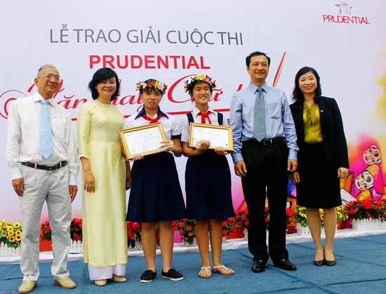 Trao giải cuộc thi Prudential - Văn hay chữ tốt năm 2015 tại TPHCM