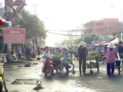 Chợ tự phát tràn xuống lòng đường