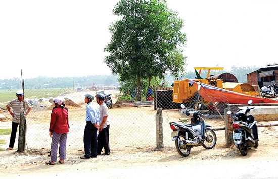 Hàng chục hộ dân rào đường vào dự án ở Đà Nẵng - Chưa đền bù đã thi công
