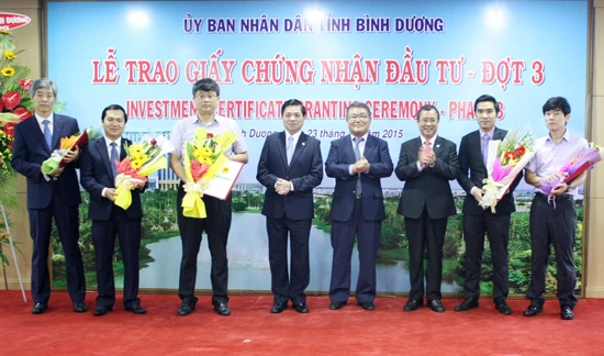 Bình Dương: Trao giấy chứng nhận đầu tư cho 38 doanh nghiệp nước ngoài