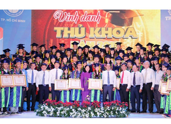 TPHCM vinh danh 85 thủ khoa năm 2015