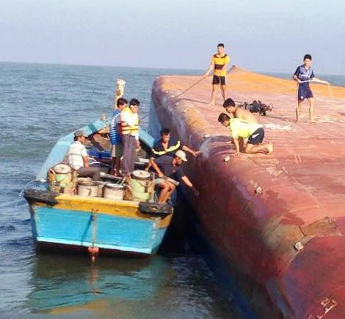 TPHCM: Chìm tàu trên sông Soài Rạp (huyện Cần Giờ), còn 4 người mất tích