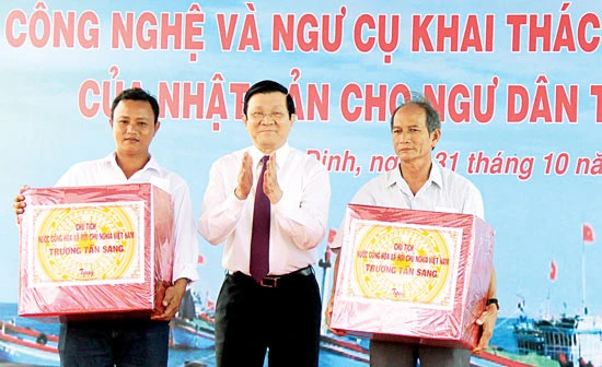 Giao nhận công nghệ khai thác cá ngừ đại dương cho ngư dân