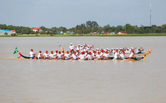 Sông Mekong thiếu nước, Campuchia hủy bỏ lễ hội đua thuyền ở thủ đô