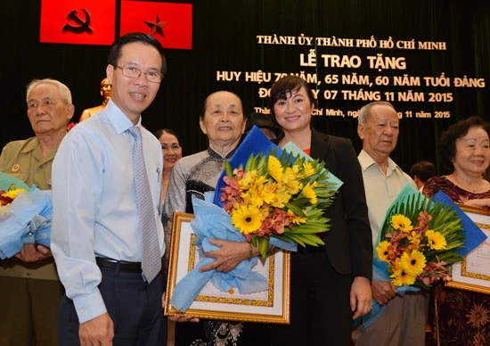 TPHCM: Trao Huy hiệu 60- 70 năm tuổi Đảng cho 146 đảng viên