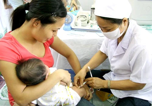 Liên tiếp tai biến sau tiêm vaccine Quinvaxem: Lúng túng nguồn thay thế