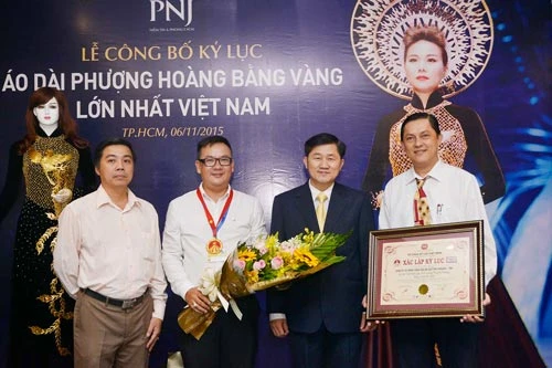 Áo dài gắn hình tượng phượng hoàng bằng vàng được xác lập kỷ lục Việt Nam