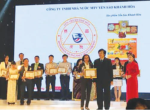 Công ty Yến sào Khánh Hòa nhận giải thưởng “Tin & Dùng Việt Nam năm 2015”