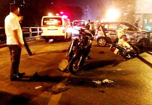 Hà Nội: "Taxi điên" gây tai nạn liên hoàn tại cầu vượt Thái Hà, 1 người chết