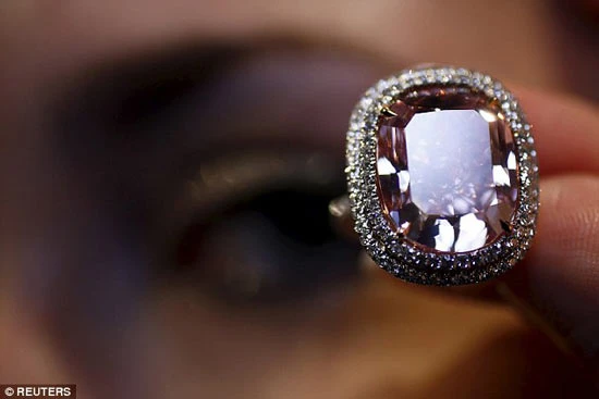 Viên kim cương hồng 16,08 carat bán đấu giá được 28,55 triệu USD