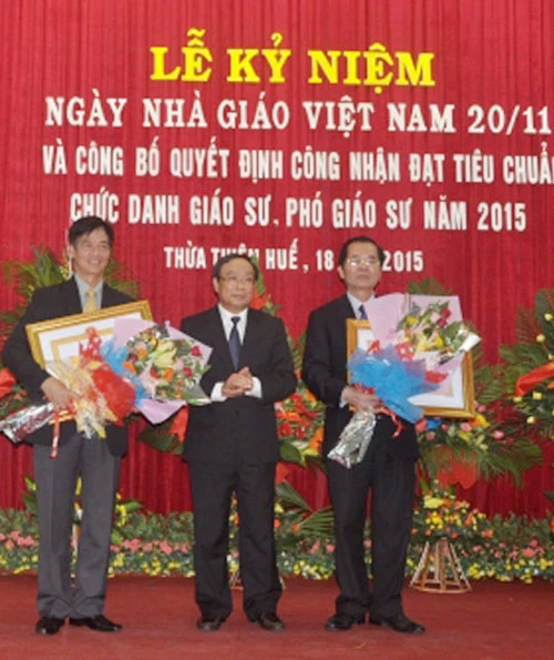 Đại học Huế: Hai nhà giáo vinh dự đón nhận Huận chương Lao động