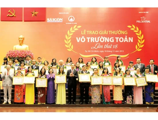 Tôn vinh “Những đóa hồng thầm lặng”