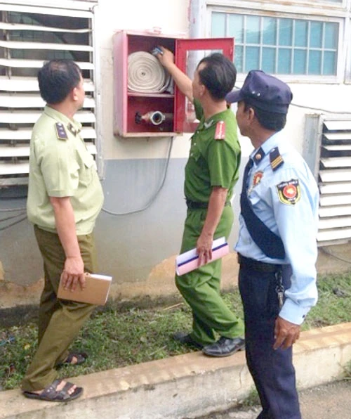 Cuối năm, lo cháy ở cơ sở sản xuất