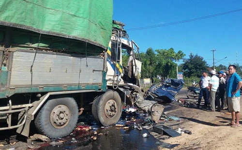 Gia Lai: 2 xe tải tông trực diện, 2 người chết