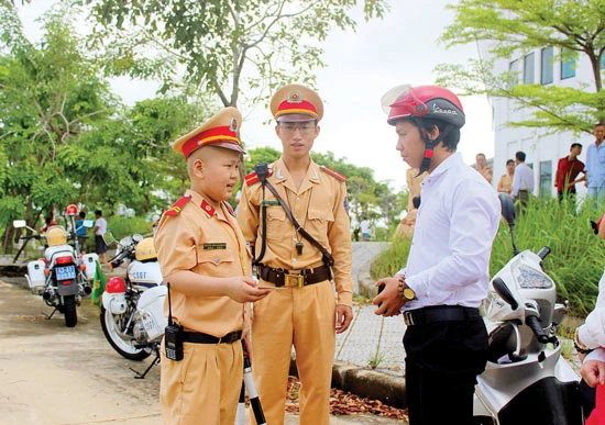 Bệnh nhi ung thư được làm cảnh sát giao thông