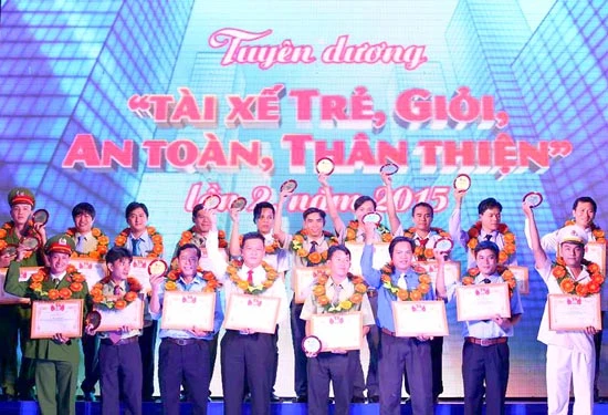 Tuyên dương 19 tài xế trẻ, giỏi, an toàn, thân thiện năm 2015