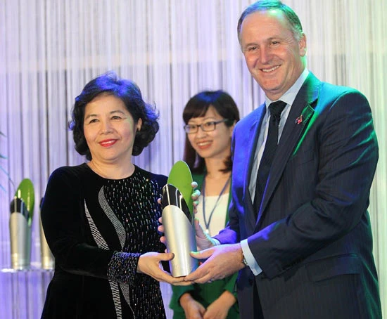 Thủ tướng John Key trao tặng giải thưởng danh giá New Zealand – Asean cho Tổng giám đốc Vinamilk