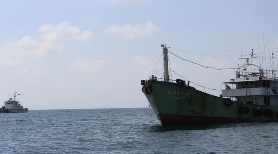 Bắt tàu “nghi” buôn lậu dầu có trang bị vũ khí
