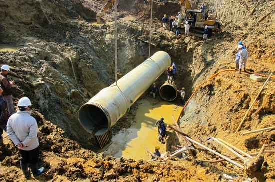 Liên tiếp vỡ đường ống nước sạch Sông Đà - Hà Nội do sử dụng ống composite kém chất lượng