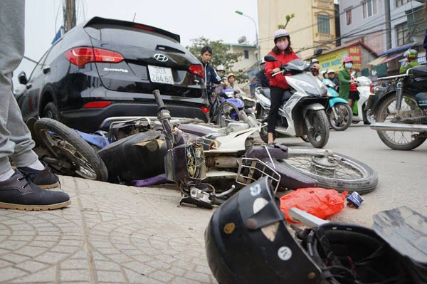 Hà Nội, Thanh Hóa: Ô tô mất lái gây tai nạn