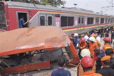 Indonesia: Tàu lửa đâm xe buýt, ít nhất 14 người thiệt mạng