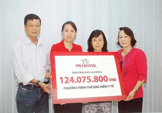 Prudential Việt Nam trao tặng 7.000 thẻ bảo hiểm y tế miễn phí cho người cận nghèo